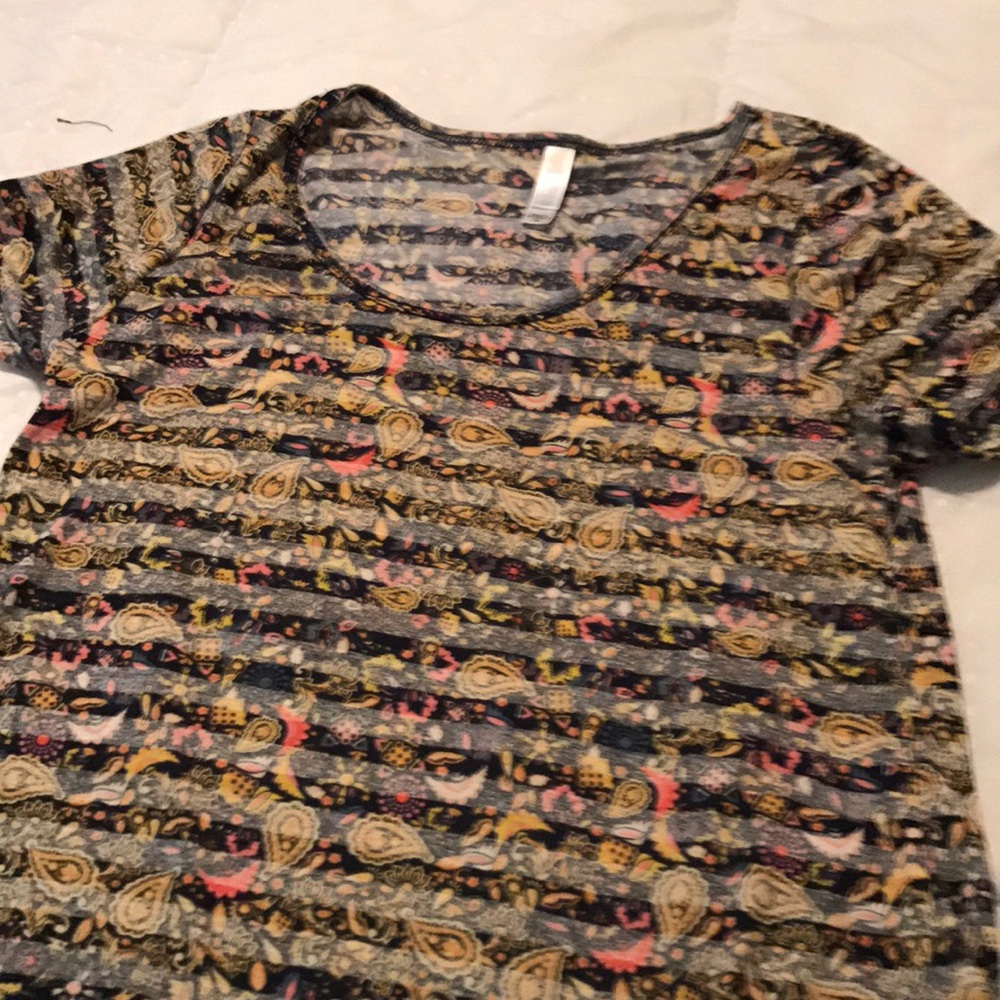 Euc lularoe tshirt size medium.